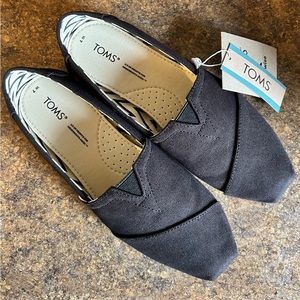 *Never Worn* Tom’s Slip-on Shoes